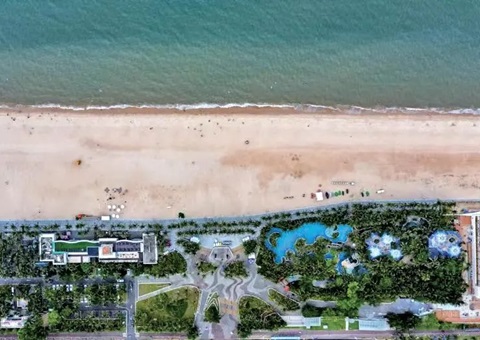 ？谑姓涡薷春Ｍ、、、滨海湿地，修建绿色长廊，海域生态情形获得显著改善——“蓝色海湾” 实现“滩净湾美”